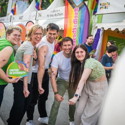 Sprecher:innen der Grünen Andersrum Wien und Bund mit Leonore Gewessler