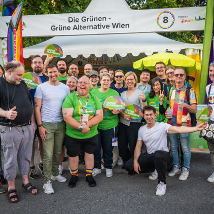 Gruppenfoto Grüne Andersrum mit Leonore Gewessler und David Stögmüller