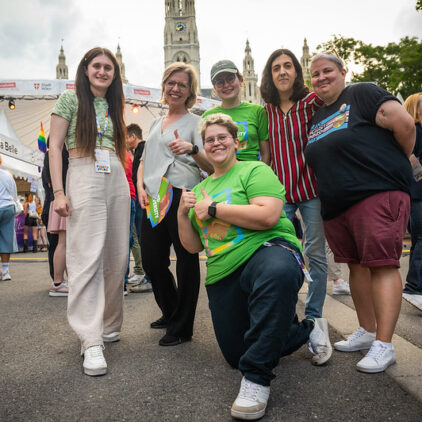 Sprecherinnen und Aktivist:innen der Grünen Andersrum Wien mit Leonore Gewessler