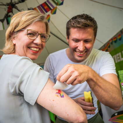 David Stögmüller klebt Leonore Gewessler ein Klebetattoo