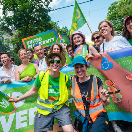 Banner der Grünen mit Organisatorinnen im Vordergrund