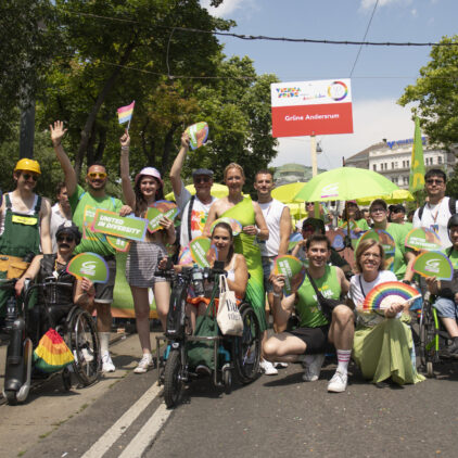 Aktivist:innen und Sprecher:innen der Grünen Andersrum mit leonore Gewessler, Judith Pühringer Peter Kraus