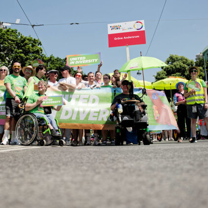 Gruppenfoto von den Grünen auf der Regenbogenparade