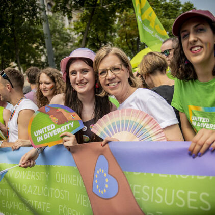 Aktivist:innen und Sprecherin der Grünen Andersrum mit Leonore Gewessler