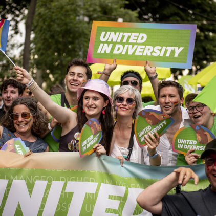 Aktivist:innen und Sprecher:innen mit Banner