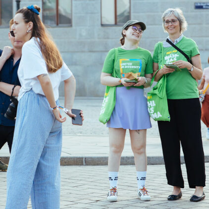 zwei Aktivistinnen verteilen Material