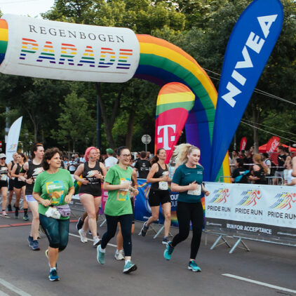 Grüne Läufer:innen laufen ins Ziel