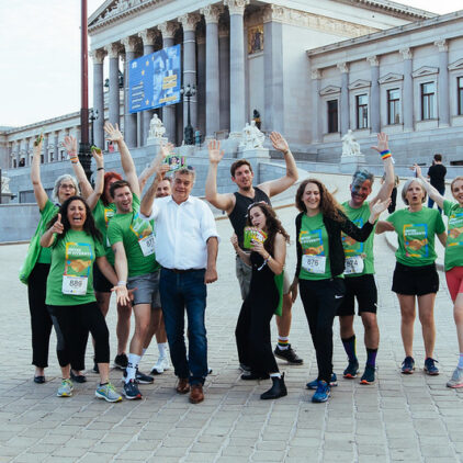 Ein Gruppenfoto von den Läufer:inne, alle freuen sich