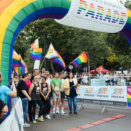 Vor dem Start warten Läufer:innen, unter ihnen ist David Stögmüller, Sprecher der Grünen Andersrum Bund