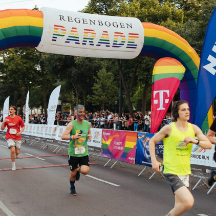 Läufer:innen laufen ins Ziel