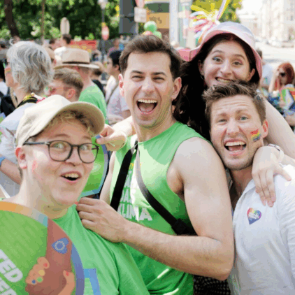 die 3 Sprecher:innen der Grünen Andersrum Wien und der Bundessprecher der Grünen Andersrum auf der Regenbogenparade