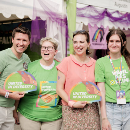 Sprecher:innen Kata Schöll, Nikki Ullrich und David Stögmüller mit Alma Zadic