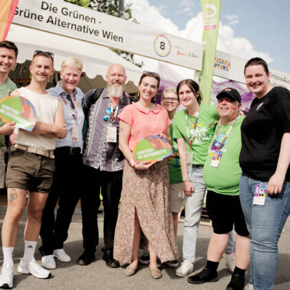 Gruppenfoto mit Ann-Sophie Otte (Hosi Wien), Sprecher:innen Kata Schöll, Nikki Ullrich, David Stögmüller und Peter Kraus, Jennifer Kickert, Marco Schreuder, Alma Zadic